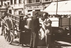 hombres descargando leche 1951