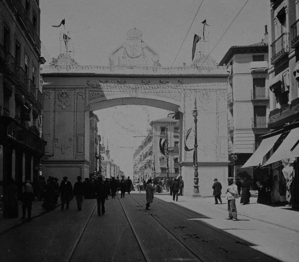 Calle Mayor engalanada, en 1906. Madrid 
