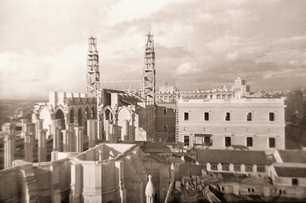 Obras en la Catedral de la Almudena, 1956. Madrid